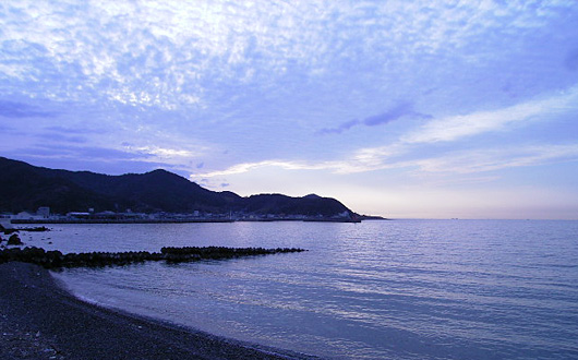 沈みゆく夕日を眺む