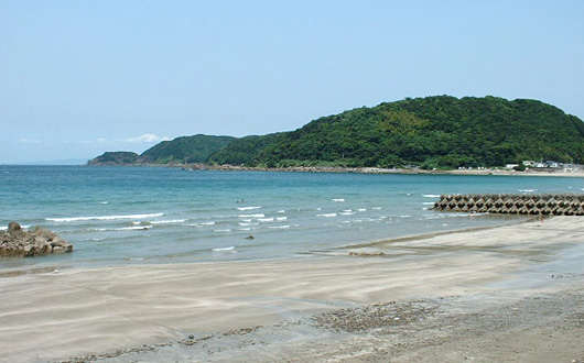 目の前は産湯海水浴場